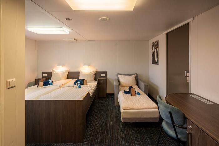 Oceanwide Expeditions, Ortelius, Superior & Sleeping Sofa 04 ©Olaf Kramer - Oceanwide Expeditions.jpg